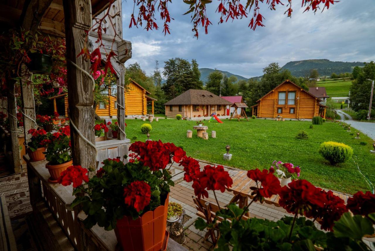 Casutele Din Moisei Hotel Exterior photo