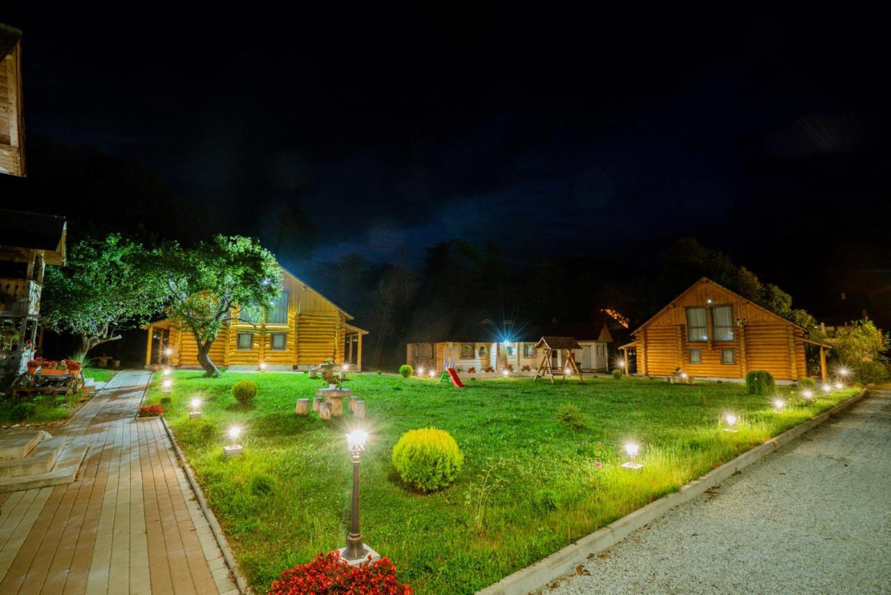 Casutele Din Moisei Hotel Exterior photo