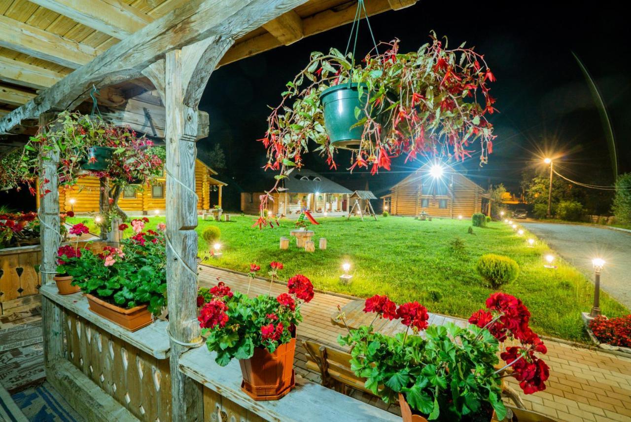 Casutele Din Moisei Hotel Exterior photo